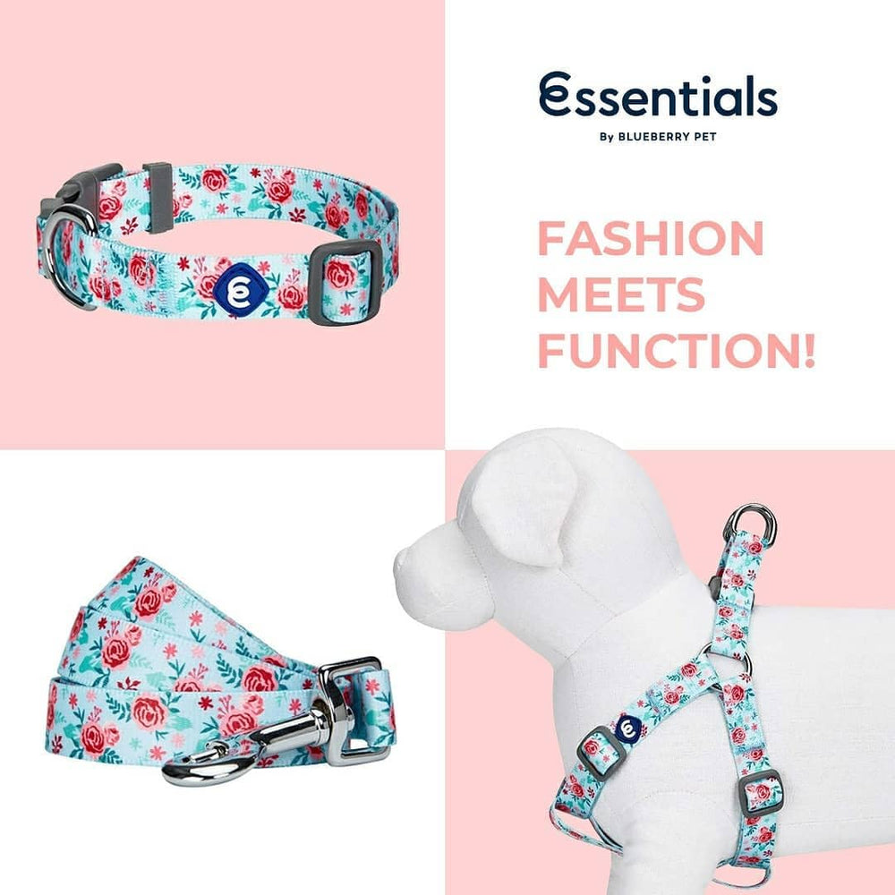 Blueberry Pet Essentials diseño floral azul pastel añade estilo durante el paseo.