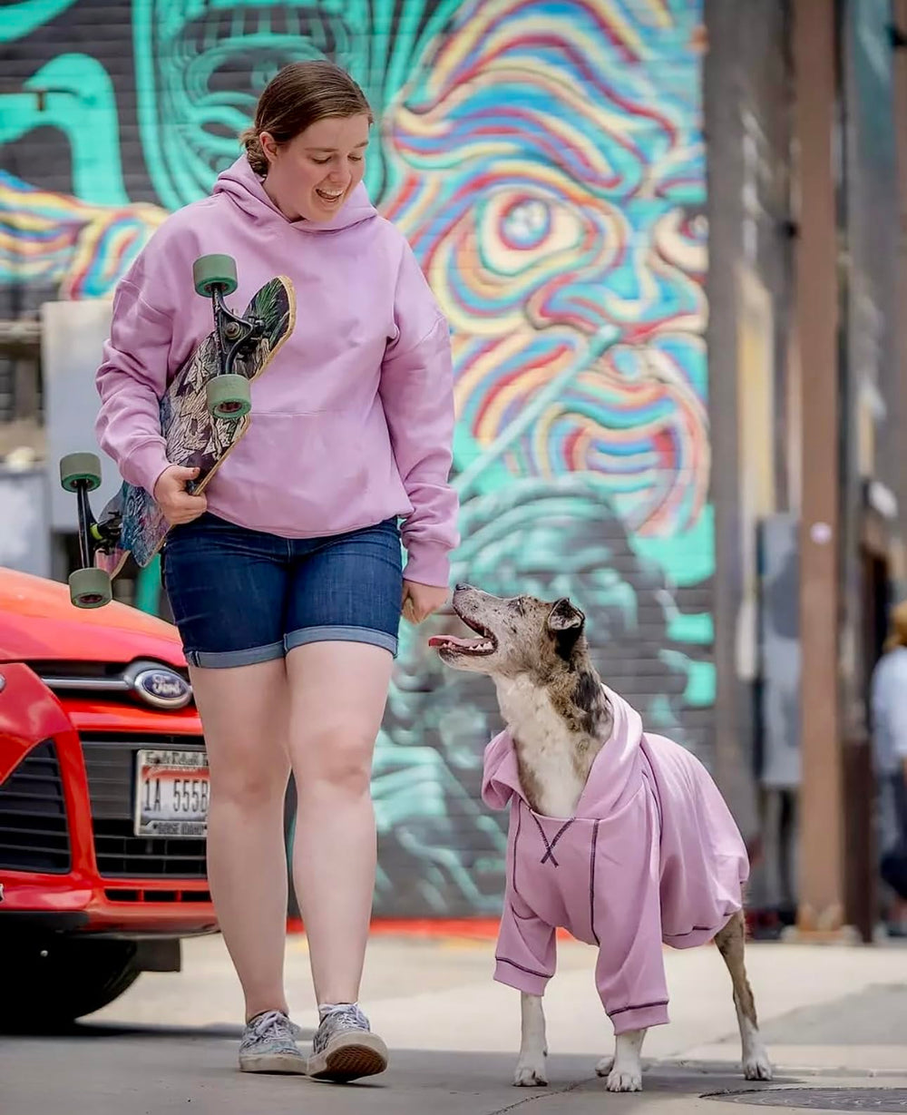 Blueberry Pet Essentials sudadera tejido fleece medio ofrece calidez sin sobrecargar.