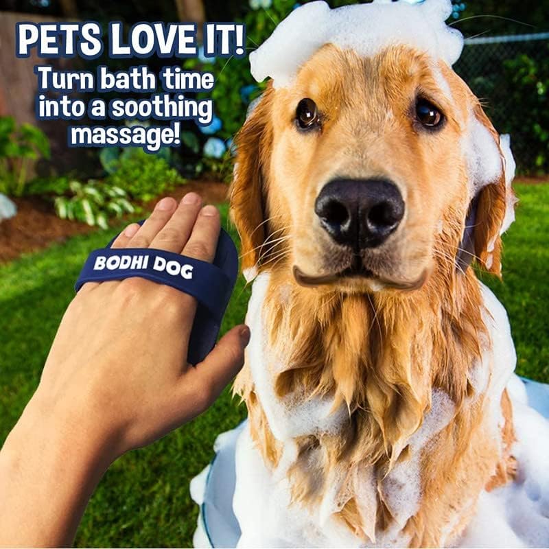 Uso práctico de Bodhi Dog cepillo durante la ducha para desincrustar suciedad y pelo.