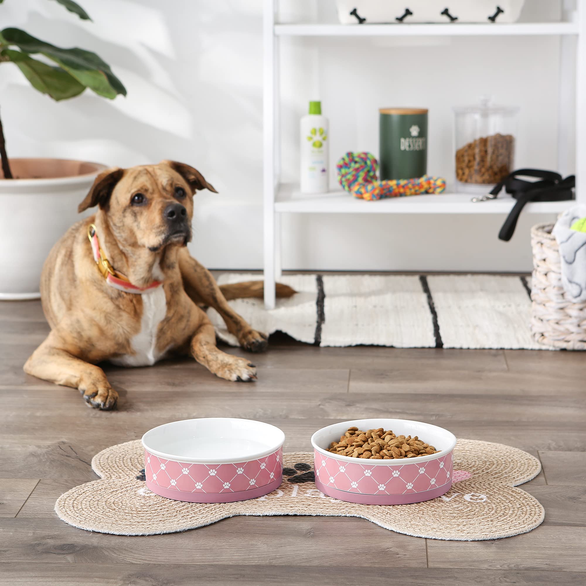 Diseño lattice de Bone Dry Trellis en tazones rosas para mesa moderna.