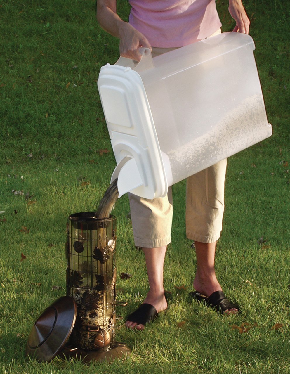 Dispenser Buddeez muestra la boca de vertido anti-derrame para verter sin goteos.