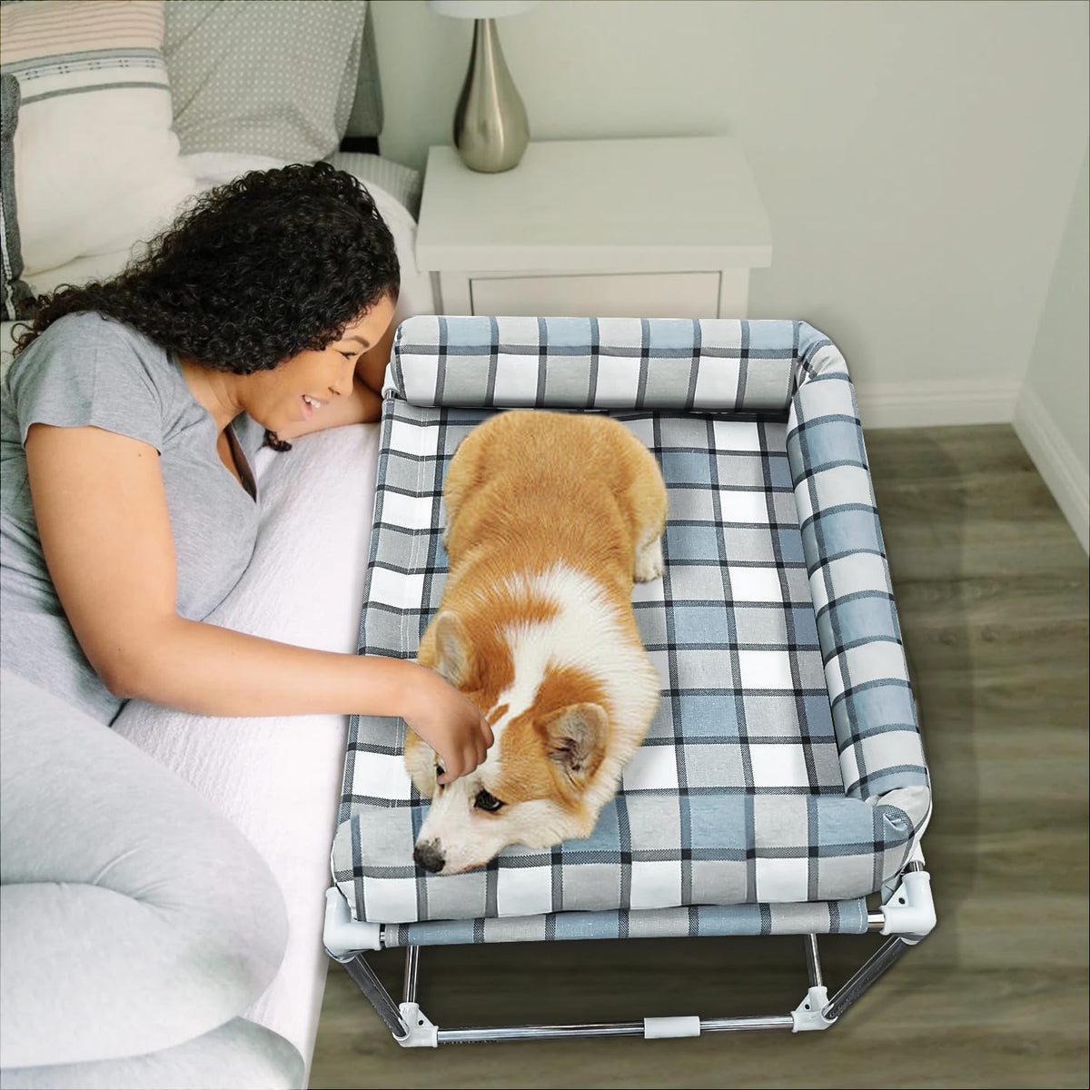 Caghash cama de costado para perro junto a la cama, cercanía nocturna.