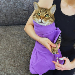 Calm & Cozy Cat Wrap Lavanda, frente: abrazo suave que tranquiliza al gato.