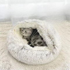 La cama gato redonda fofa con capucha brinda confort y privacidad.