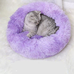 Cama para gatos con borde alzado ofrece seguridad al dormir.