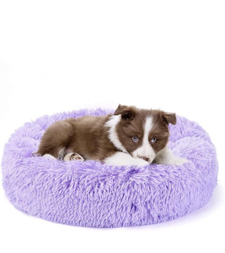 Cama para gatos redonda con pelo suave para descanso cómodo.