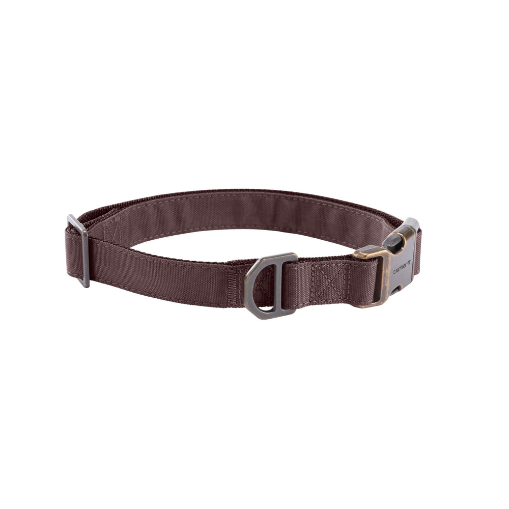Collar Carhartt Field para perros grandes, ajuste cómodo y vino oscuro, ideal para paseos con poca luz.