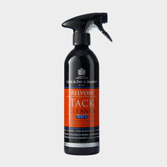 Aplicación de Belvoir Tack Cleaner en cuero para limpieza suave