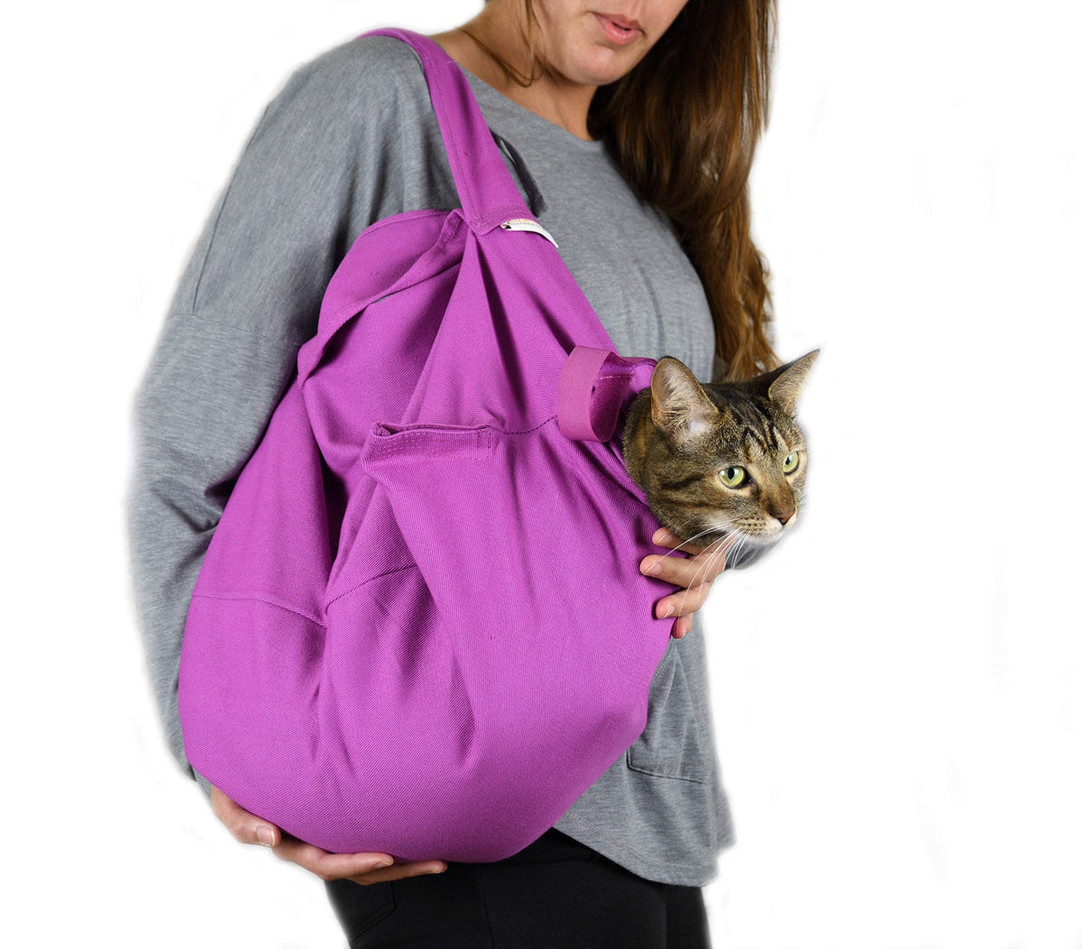 Cat-in-the-bag Cozy Comfort Carrier en lavanda, ideal para viajes cortos con gatos pequeños.