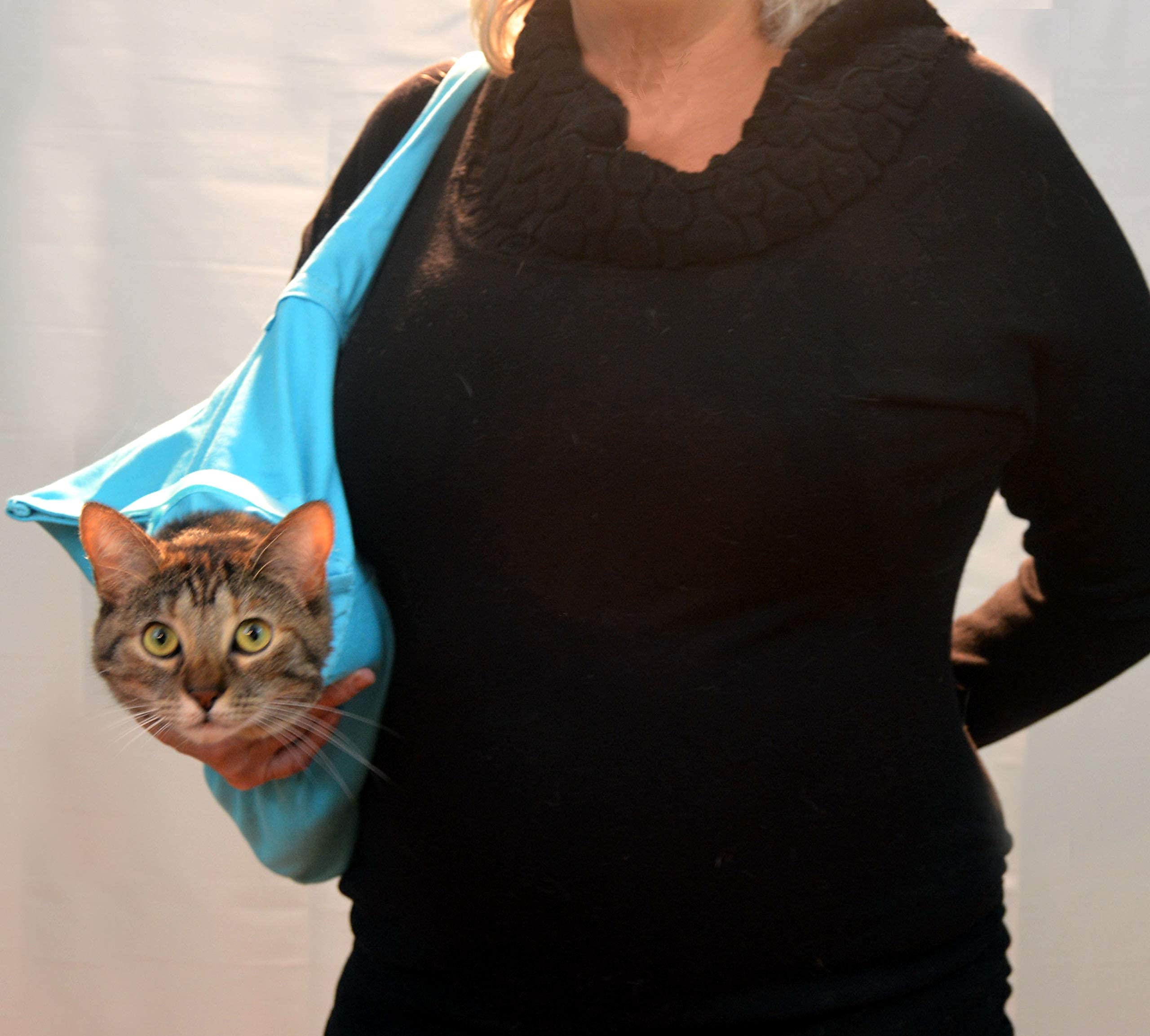 Cat-in-the-Bag Cozy Comfort Carrier fibra resistente para arañazos y uso diario.
