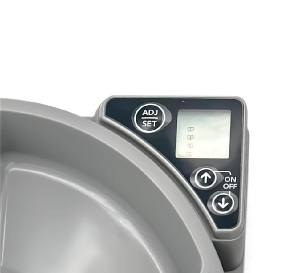 Cat Mate C500, cada compartimento sirve 11.5 onzas.