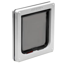 Cat Mate, puerta para gato con cierre bidireccional para controlar entradas y salidas.