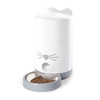 Catit PIXI Smart Feeder con reservorio y orejas para apertura fácil del alimento.