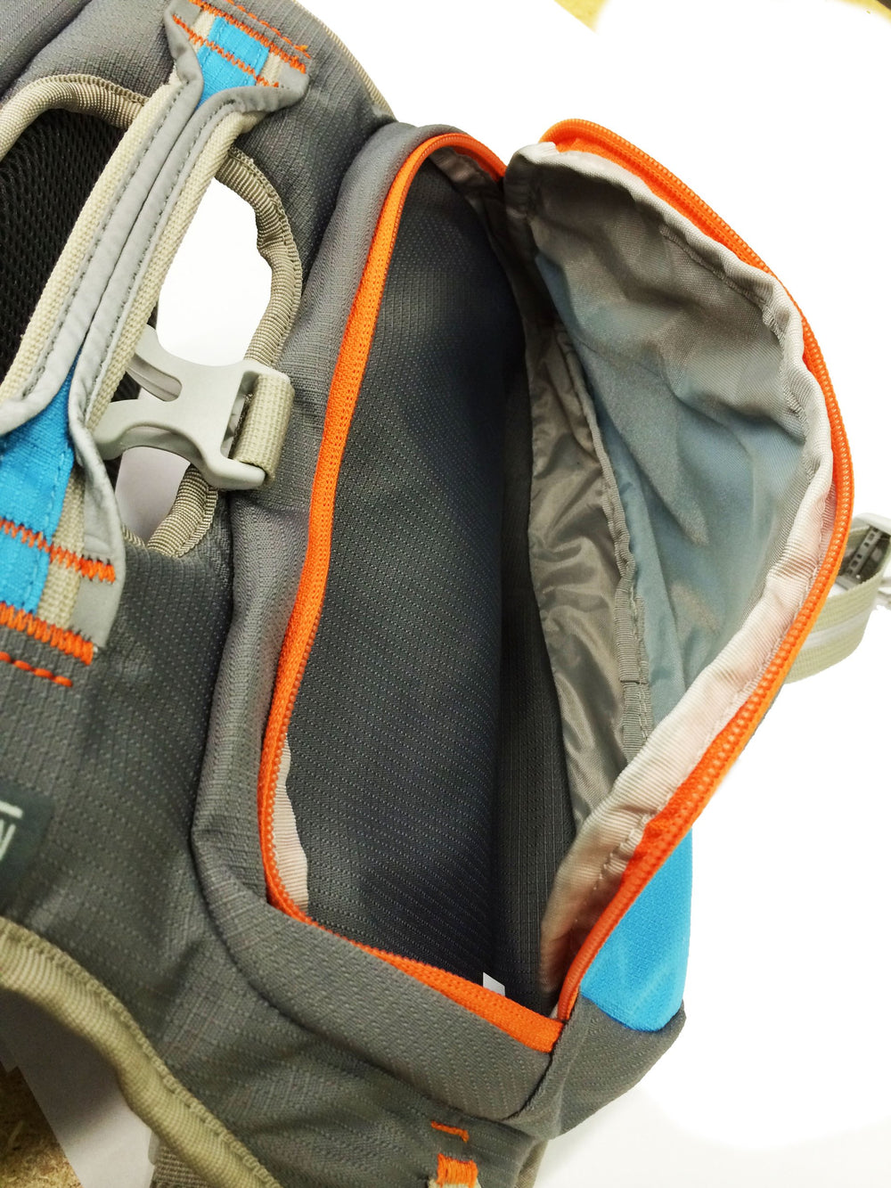 Mochila Cesar Millan para perro pequeña, borde reflectante para seguridad nocturna.