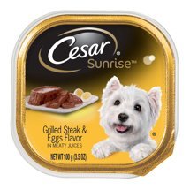 Cesar Sunrise: bandeja para perro con filete y huevos, sabor apetitoso para el desayuno.