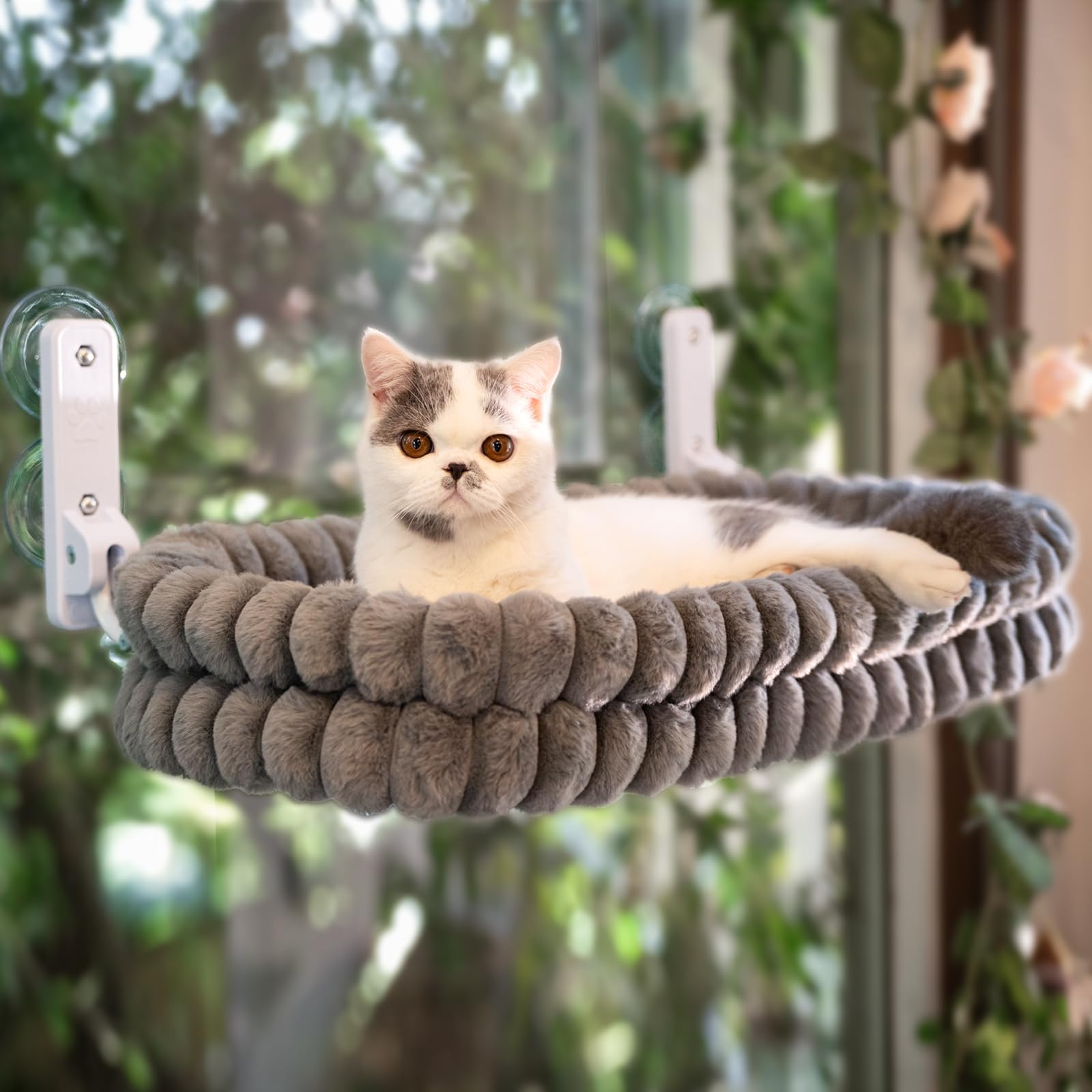 CHEERPALS percha de ventana para gato en terciopelo gris, descanso cómodo junto a la vista exterior.