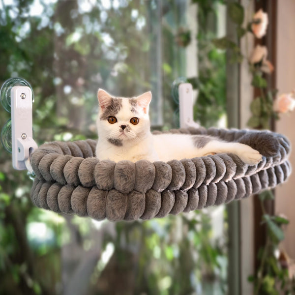 CHEERPALS percha de ventana para gato en terciopelo gris, descanso cómodo junto a la vista exterior.