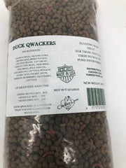 Chicken Love Duck Quackers: snack flotante para patos y aves acuáticas en estanque.