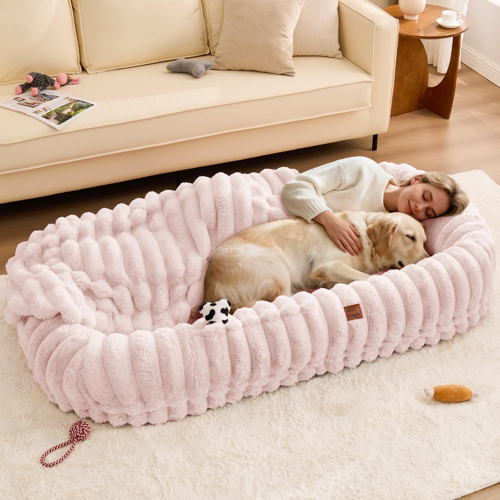 ChiXnuggle: cama humano-perro rosa con rayas para descanso cómodo y compartido.