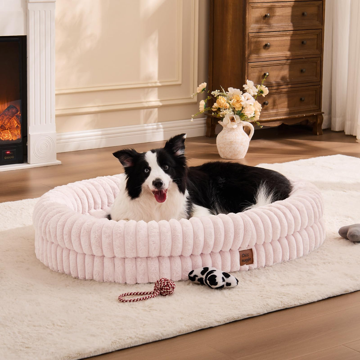 ChiXnuggle XL cama perro de lujo con rayas, suave y acogedora para siestas relajantes.