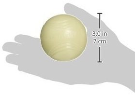 Chuckit! Max Glow Ball con superficie texturizada para un agarre firme al lanzar.