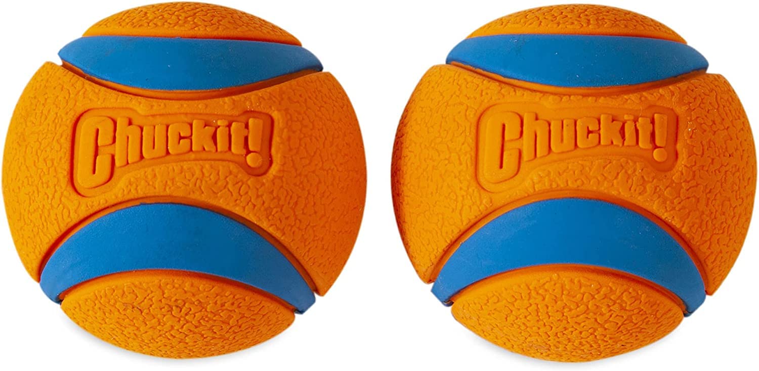 Chuckit! Ultra Ball tamaño pequeño junto al lanzador para tiro cómodo