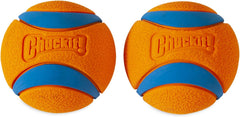Chuckit! Ultra Ball tamaño pequeño junto al lanzador para tiro cómodo