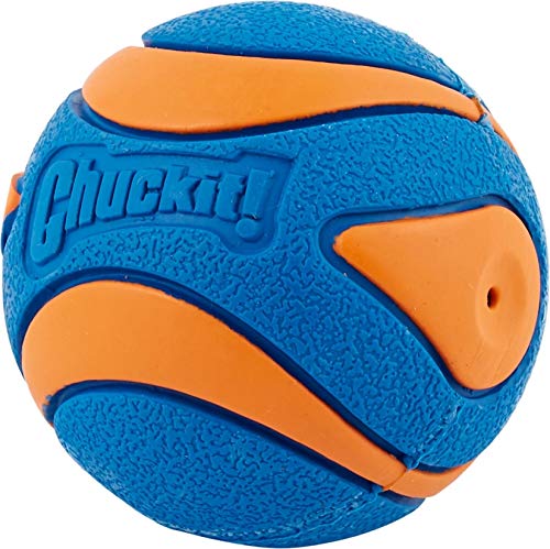 Bola Chuckit! Ultra con sonido interno para juego estimulante.