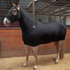 Detalle cierre velcro del Classic Equine Slinky, ajuste cómodo en la barriga.