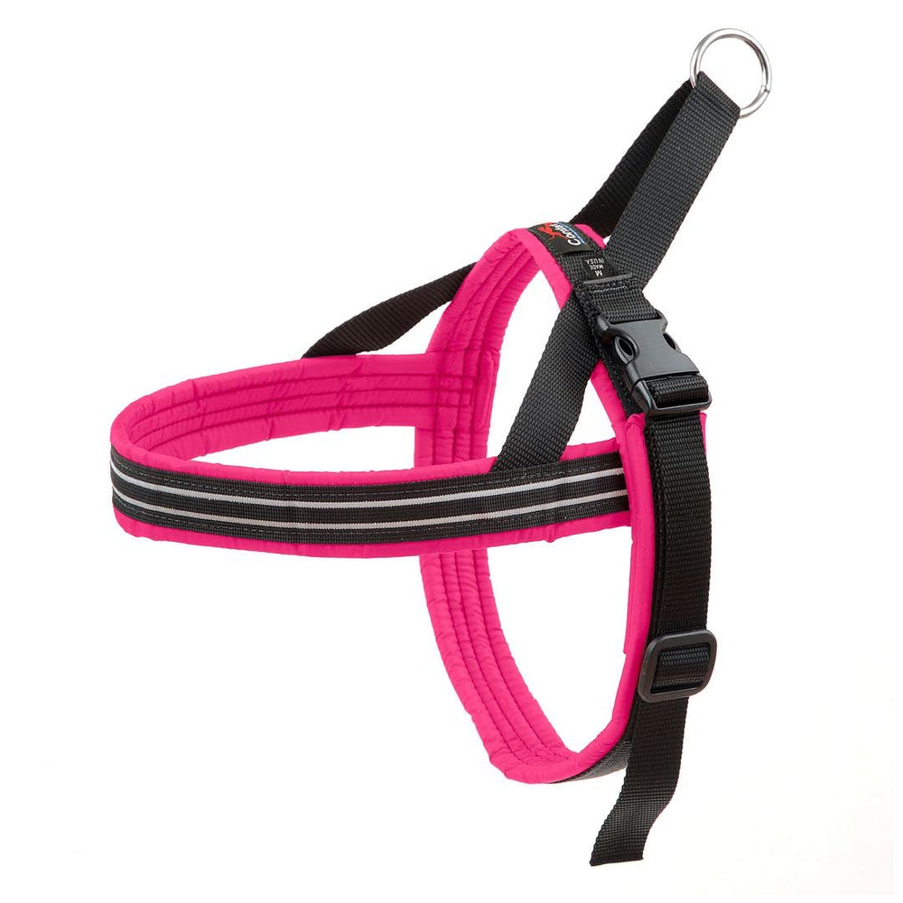 Arnés ComfortFlex Sport en rosa fucsia muestra ajuste preciso para perros activos.