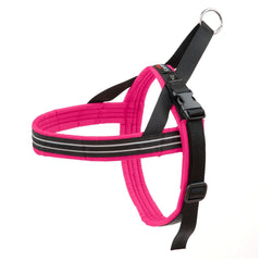 Arnés ComfortFlex Sport en rosa fucsia muestra ajuste preciso para perros activos.