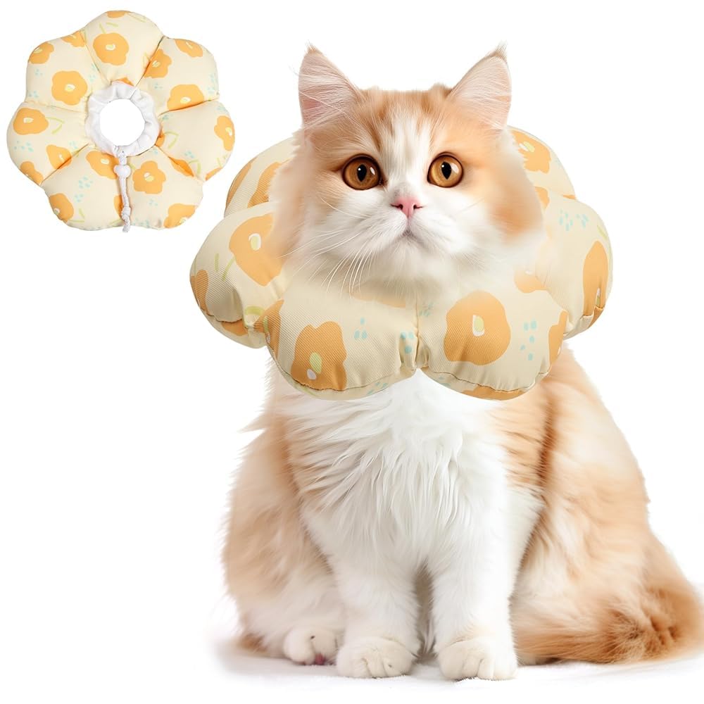 Cono suave para gatos ComSaf con diseño floral amarillo, facilita confort y visibilidad.