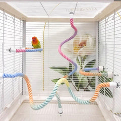Conjunto de tres perchas con columpio doble para loros y aves similares.