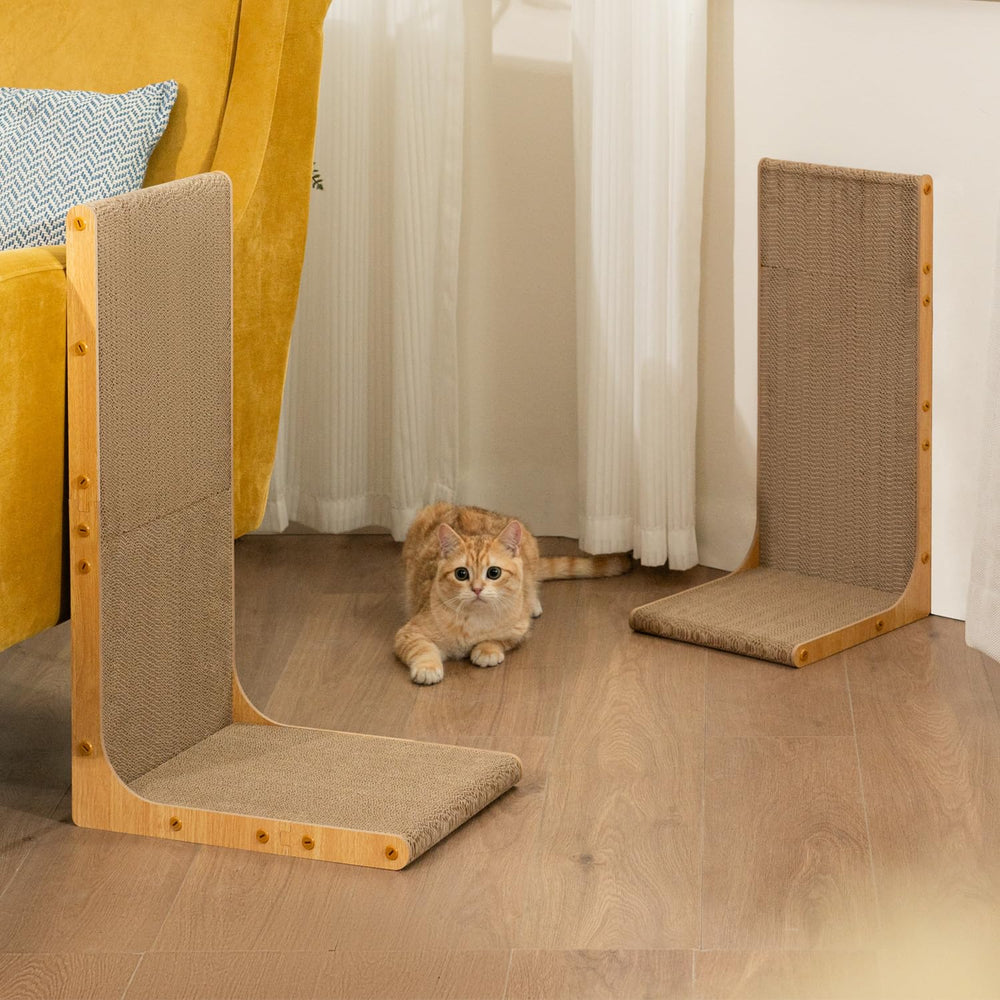 Conlun Rascador de Gato Cartón junto al Sofá, protege muebles y ofrece descanso.