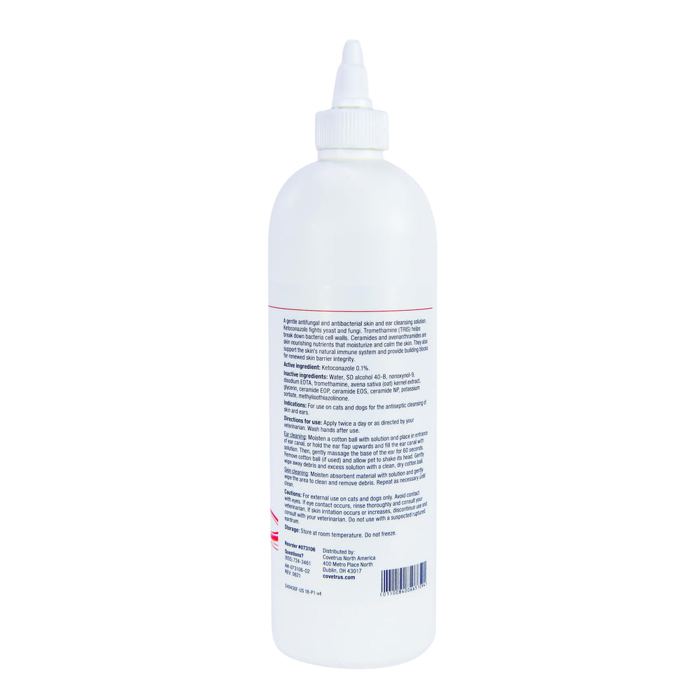 Covetrus CeraSoothe KET Antiseptic Flush se aplica en las orejas para limpieza suave.