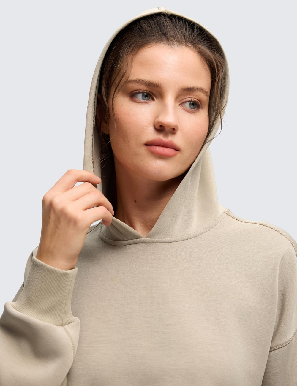 CRZ YOGA SoftAura capucha caída y corte recortado para estilo casual.