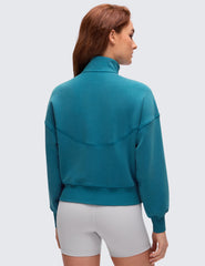 CRZ YOGA SoftAura: cuello embudo y bolsillo para mayor calidez y comodidad.
