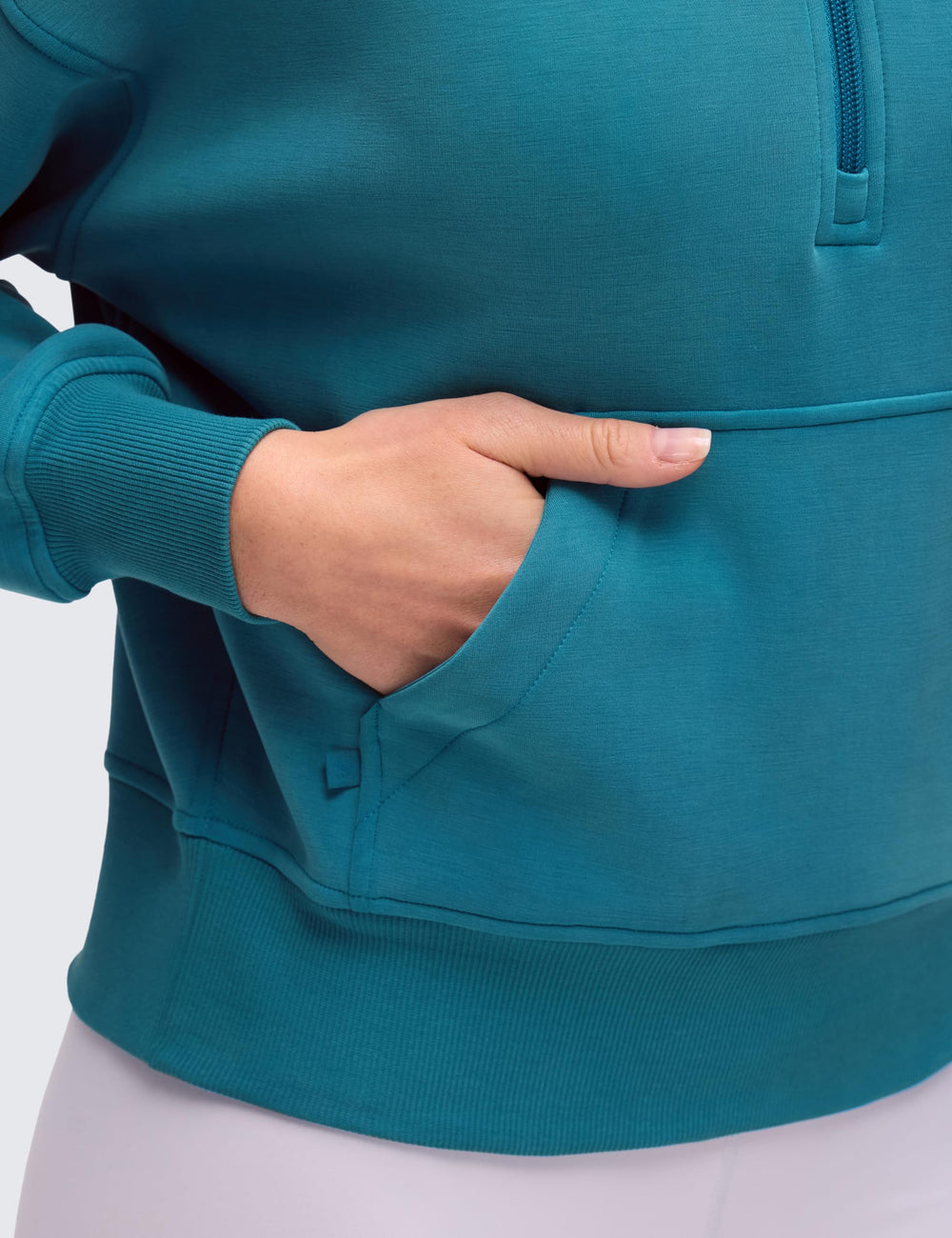 CRZ YOGA SoftAura sudadera con bolsillo canguro para almacenamiento práctico.