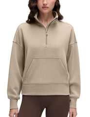 CRZ YOGA SoftAura sudadera con cuello embudo y bolsillo canguro en tono roble, ideal para llaves y teléfono.