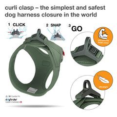 Curli Vest Harness Clasp Moss, detalle de hebilla, sujeción con una mano.