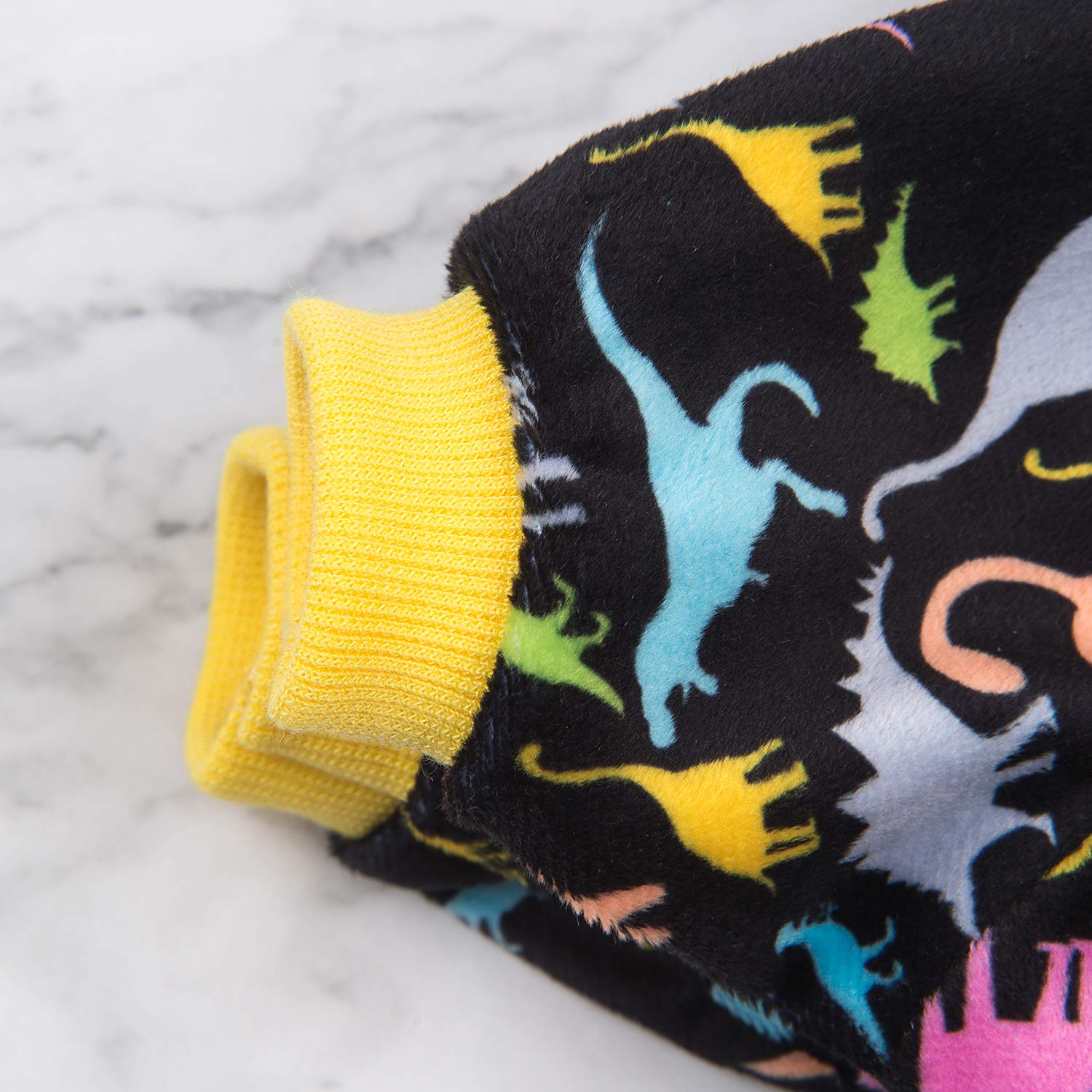 Pijama CuteBone para perros, diseño 05, mantiene limpio el mueble.