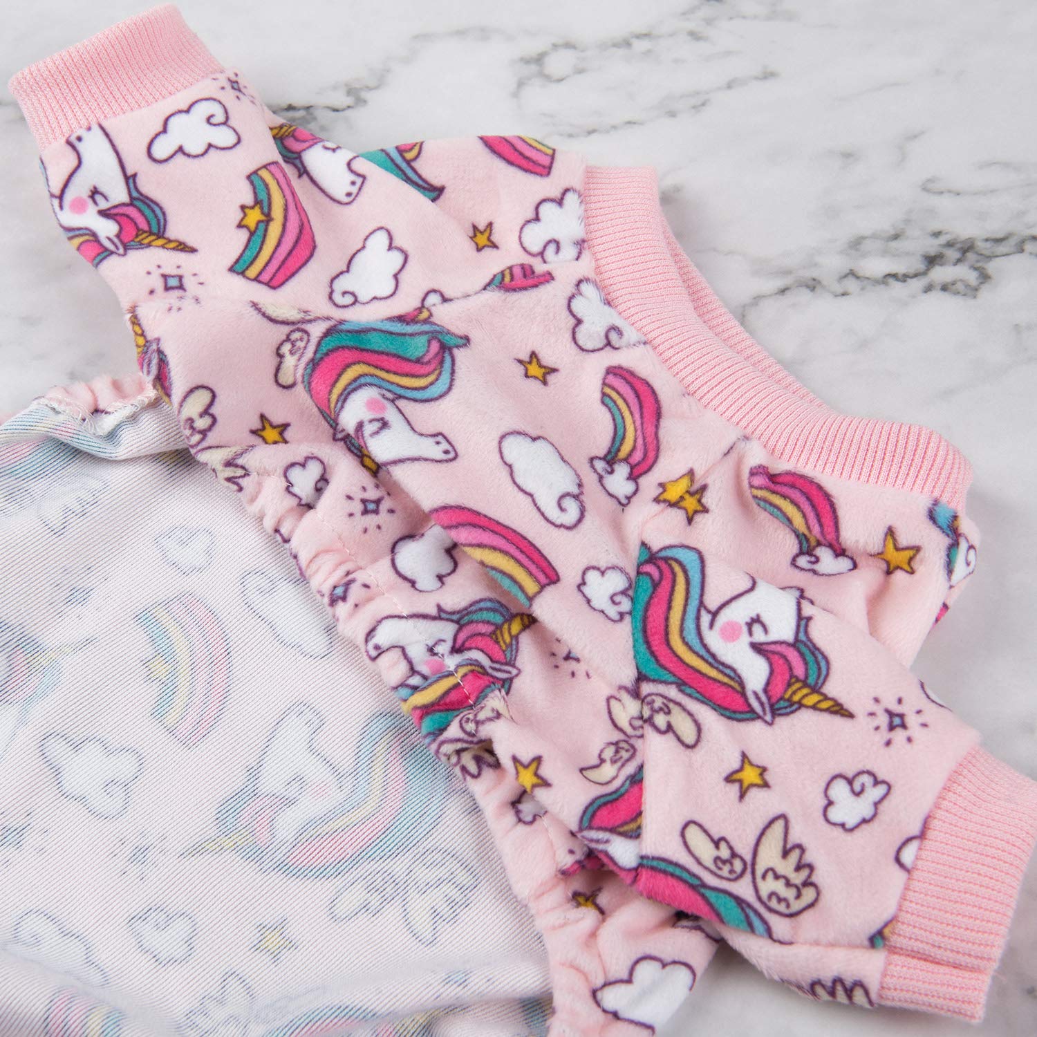Pijama CuteBone con diseño ponible por la cabeza, fácil de colocar.