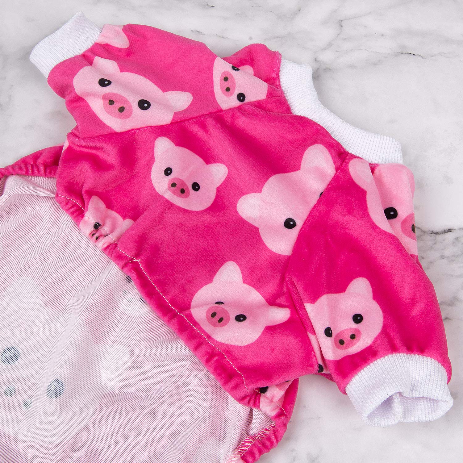 Pijama CuteBone para perro, fácil de poner gracias a su diseño práctico