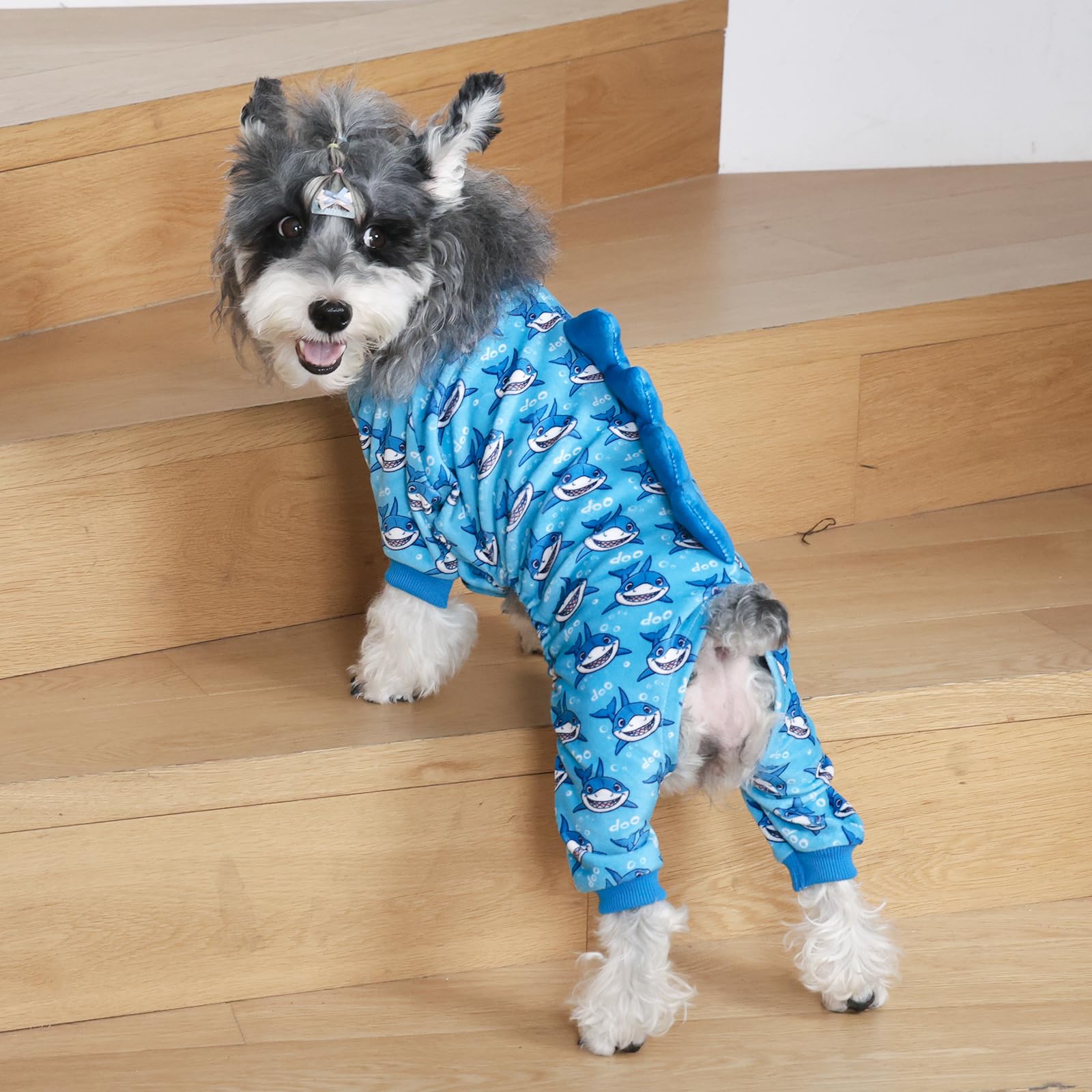 CuteBone Pijama tiburón para perro, ajuste seguro para mascotas activas.
