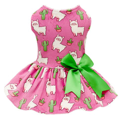 Vestido de terciopelo CuteBone para perro pequeño, vista frontal, cómodo y elegante.