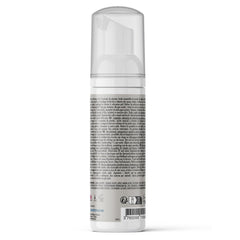Dermoscent ATOP 7 Mousse durante la aplicación sin agua para perros y gatos.