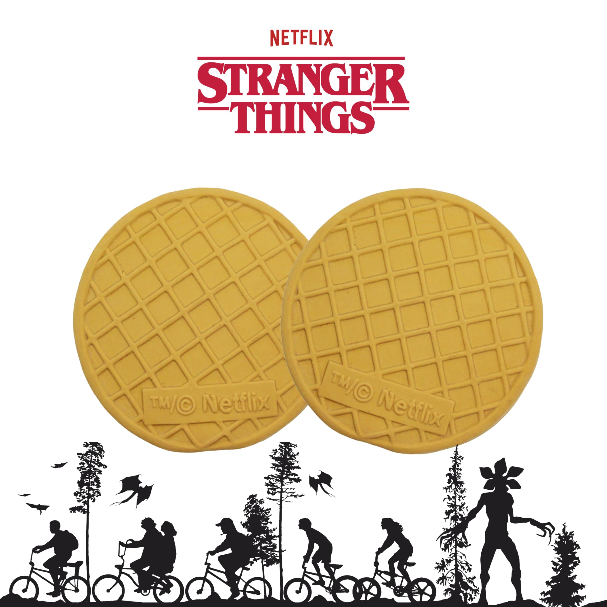 design LAB Stranger Things waffles: par de juguetes para perro en el suelo, ideal para juegos en interiores.