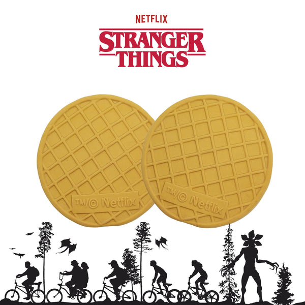 design LAB Stranger Things waffles: par de juguetes para perro en el suelo, ideal para juegos en interiores.
