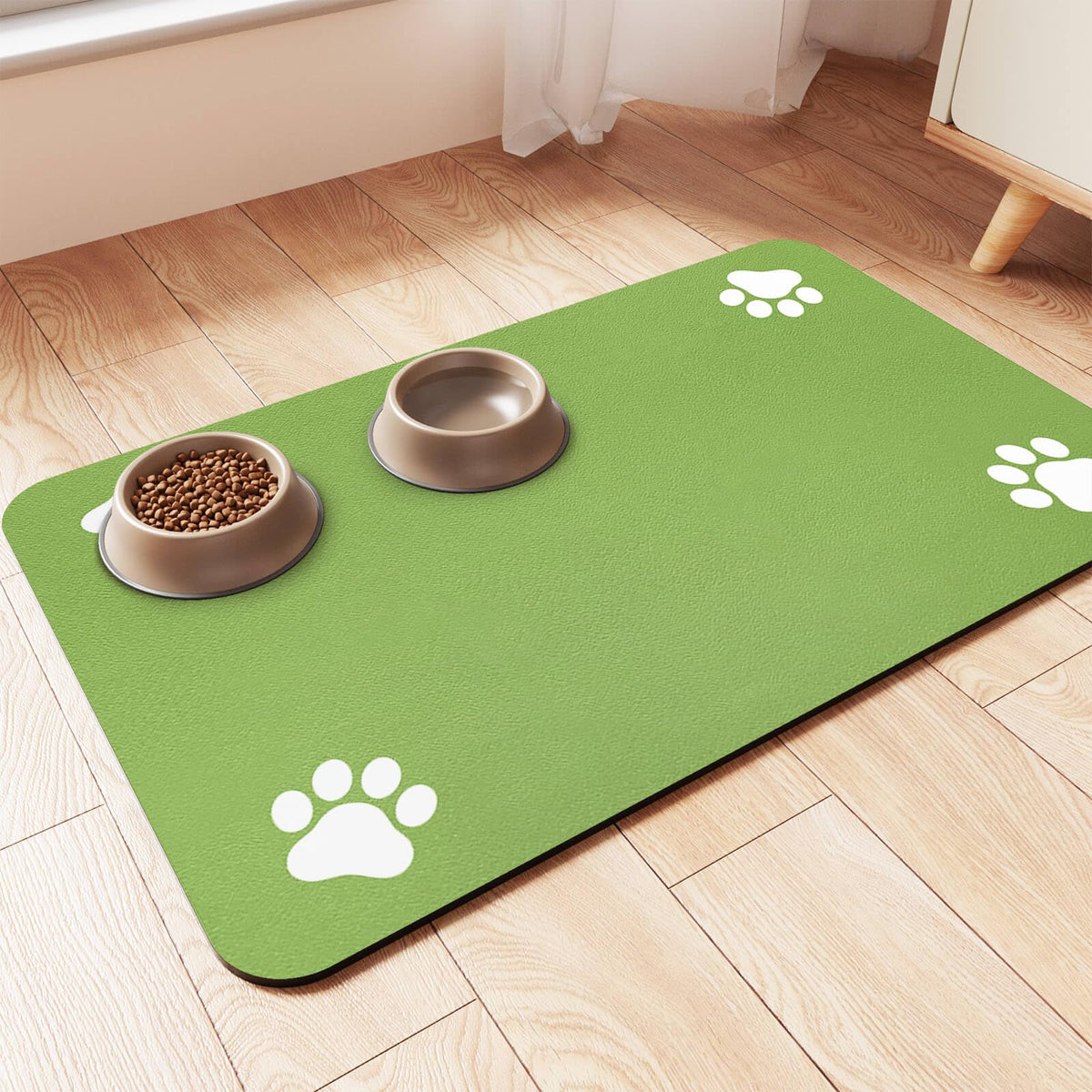 Alfombra absorbente DK177 para alimentos de mascotas mantiene el área limpia.