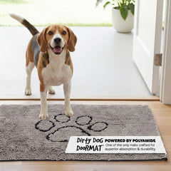 Dog Gone Smart alfombra absorbe agua y lodo en primer plano.